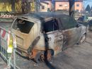 FOTO. Macchine bruciate a novembre alle Bustecche di Varese. I residenti: «Perché le carcasse sono ancora lì?»