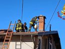 Un intervento dei vigili del fuoco per un incendio di una canna fumaria