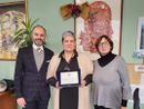 La professoressa Francesca Vanoli tra il sindaco di Caravate Nicola Tardugno e il vicesindaco Ilaria Azzimonti La professoressa Francesca Vanoli tra il sindaco di Caravate Nicola Tardugno e il vicesindaco Ilaria Azzimonti