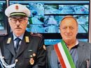 Il sovrintendente di polizia locale Antonio Fragnito con il sindaco di Clivio Peppino Galli (foto dalla pagina Facebook del Comune)