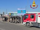 Il camion ribaltato a Gerenzano
