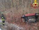 L'auto ribaltata sulla strada del Cucco a Luino