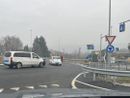 L'immagine dell'incidente avvenuto sabato pomeriggio nella rotonda della superstrada a Mercallo (foto dalla pagina Facebook di "Mercallo Futuro Ideale") L'immagine dell'incidente avvenuto sabato pomeriggio nella rotonda della superstrada a Mercallo (foto dalla pagina Facebook di "Mercallo Futuro Ideale")