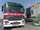 Incendio in un capannone industriale di Saronno, altissima la colonna di fumo