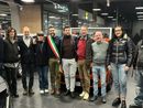 Foto di gruppo per i 100 anni della concessionaria Barberi a Sesto Calende