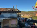 L'intervento dei vigili del fuoco per l'incendio di una mansarda e di un tetto in un'abitazione di Sesto Calende
