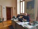 Silvio Aimetti alla scrivania di sindaco di Comerio qualche anno fa Silvio Aimetti alla scrivania di sindaco di Comerio qualche anno fa