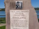 Il cippo a memoria di Gigi Riva inaugurato sul lungolago del Comune sardo di Sorradile