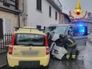 Schianto a Travedona Monate tra una Panda ed un van: soccorse sette persone, tra cui tre bimbi di 2, 3 e 8 anni