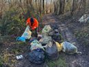 I rifiuti abbandonati in un bosco di Travedona Monate (foto dalla pagina Facebook del Comune)
