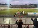 Il saluto finale dei biancorossi al pubblico dopo il 2-1 in rimonta al Gozzano nel gelo del Franco Ossola