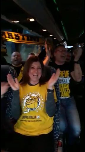 FOTO E VIDEO. Il vecchio cuore giallonero batte forte sul pullman di Mastini Forever diretto a  Torre Pellice