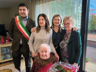 Bruna Scandroglio, il vicesindaco Luca Folegani, le nipoti e la figlia Brunetta Bandera Bruna Scandroglio, il vicesindaco Luca Folegani, le nipoti e la figlia Brunetta Bandera