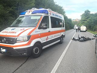Le immagini dell'incidente stradale tra una moto e un'auto sulla Sp26 tra Jerago ed Albizzate