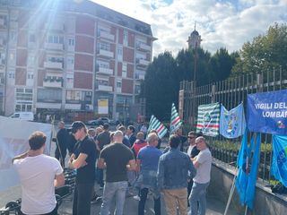 Il presidio di protesta davanti a Villa Recalcati dei sindacati di categoria dei vigili del fuoco di Varese