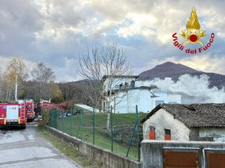 I vigili del fuoco al lavoro a Brezzo di Bedero