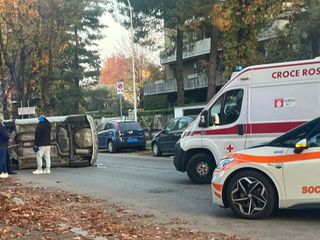 L'auto che si è ribaltata in via Ippolito Nievo a Busto L'auto che si è ribaltata in via Ippolito Nievo a Busto