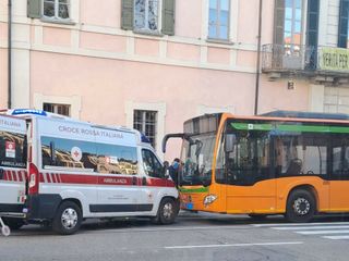 Le immagini dell'incidente davanti all'ingresso del Comune di Varese in via Sacco Le immagini dell'incidente davanti all'ingresso del Comune di Varese in via Sacco