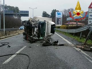 Camion ribaltato sulla superstrada a Malpensa