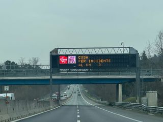 I cartelli autostradali che segnalano le code causate dall'incidente in barriera a Gallarate Ovest