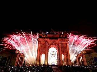 Lo spettacolo all'Arco della Pace a Milano Lo spettacolo all'Arco della Pace a Milano