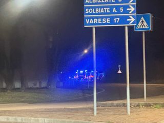 Il luogo dell'incidente e le luci dei mezzi di soccorso Il luogo dell'incidente e le luci dei mezzi di soccorso