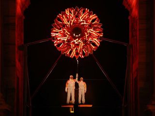 Tomba e Compagnoni ultimi tedofori a Milano Tomba e Compagnoni ultimi tedofori a Milano