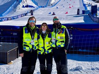 Il dottor Matteo Lavazza con i colleghi dell'Asst Sette Laghi, la dottoressa Marta Donati e il dottor Roberto Pizzi