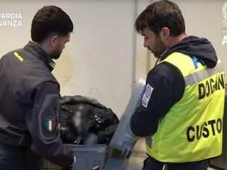 I controlli a Malpensa finalizzati al contrasto del commercio di capi d'abbigliamento contraffatti I controlli a Malpensa finalizzati al contrasto del commercio di capi d'abbigliamento contraffatti