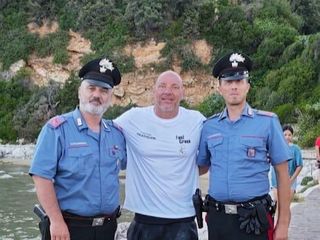 L'appuntato scelto Fabio Latanza con i colleghi della stazione di San Felice Circeo al suo arrivo dopo la traversata L'appuntato scelto Fabio Latanza con i colleghi della stazione di San Felice Circeo al suo arrivo dopo la traversata