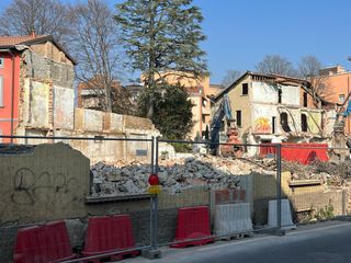 I lavori di abbattimento della vecchia Ferramenta di via Lazio I lavori di abbattimento della vecchia Ferramenta di via Lazio