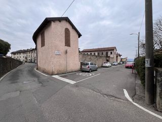 L'incrocio tra via Vergani e via Piemonte: visibilità pessima