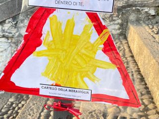 I cartelli pieni di "meraviglia" lasciati dai bimbi dell'asilo Vasconi per le strade di Besozzo