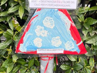 I cartelli pieni di "meraviglia" lasciati dai bimbi dell'asilo Vasconi per le strade di Besozzo