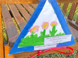 I cartelli pieni di "meraviglia" lasciati dai bimbi dell'asilo Vasconi per le strade di Besozzo