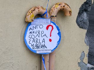 I cartelli pieni di "meraviglia" lasciati dai bimbi dell'asilo Vasconi per le strade di Besozzo