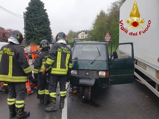 Le immagini dell'incidente stradale di Ternate tra un'auto e un'ape car Le immagini dell'incidente stradale di Ternate tra un'auto e un'ape car