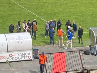 Massimo Foghinazzi, annunciato dalla speaker come presidente, premia il recordman di presenze Gorini e gli altri grandi biancorossi Mangia, Borghetti, Franchi, Comi, Melosi, Lazaar, Ebagua, Neto Pereira, Verderame e Pietro Frontini