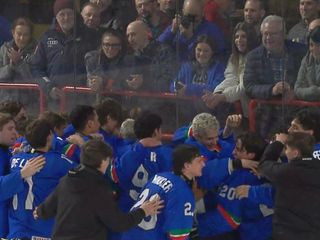 Gli azzurri sommergono Filippo Matonti a fine partita