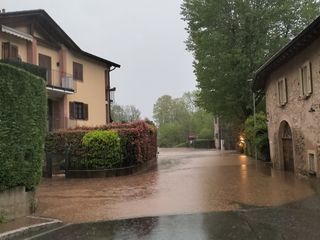 Fiume fuori nella frazione di Olona a Induno Fiume fuori nella frazione di Olona a Induno