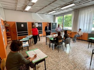 Le operazioni di scrutinio in un seggio alla scuola primaria Lina Schwarz di Arcisate Le operazioni di scrutinio in un seggio alla scuola primaria Lina Schwarz di Arcisate