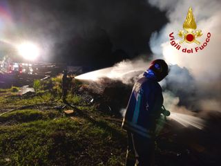 L'intervento dei vigili del fuoco in via Giotto a Tradate L'intervento dei vigili del fuoco in via Giotto a Tradate