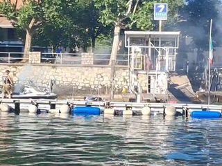 Le immagini della moto d'acqua in fiamme al pontile di Angera