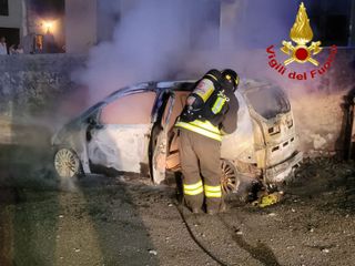 L'auto divorata delle fiamme in via De Amicis a Cittiglio L'auto divorata delle fiamme in via De Amicis a Cittiglio