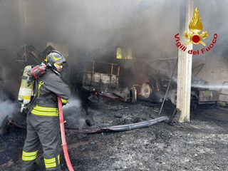 L'incendio di un capanno agricolo in zona Biviglione a Luino