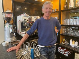 Enzo oggi attende i clienti...