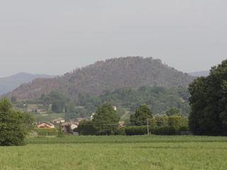 Il Monte San Quirico tra i Comuni di Angera e Ranco Il Monte San Quirico tra i Comuni di Angera e Ranco