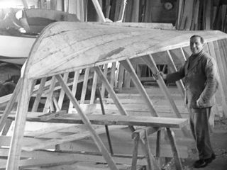 Carlo Brovelli fondatore dell'omonimo cantiere nautico di Ranco in una foto d'epoca
