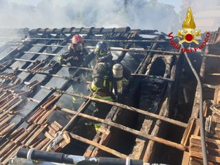 L'intervento dei vigili del fuoco per spegnere l'incendio che ha riguardato il tetto di un edificio di quattro piani in via Maspero a Varese L'intervento dei vigili del fuoco per spegnere l'incendio che ha riguardato il tetto di un edificio di quattro piani in via Maspero a Varese