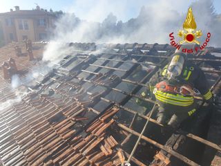L'intervento dei vigili del fuoco per spegnere l'incendio che ha riguardato il tetto di un edificio di quattro piani in via Maspero a Varese L'intervento dei vigili del fuoco per spegnere l'incendio che ha riguardato il tetto di un edificio di quattro piani in via Maspero a Varese
